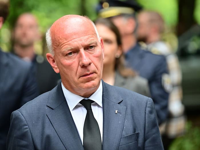 Berlins Regierender Bürgermeister Kai Wegner (CDU) lobt nach dem Terroranschlag am Rande des Christopher Street Day Polizei, Rettungskräfte und Veranstalter. / Foto: Sebastian Gollnow/dpa