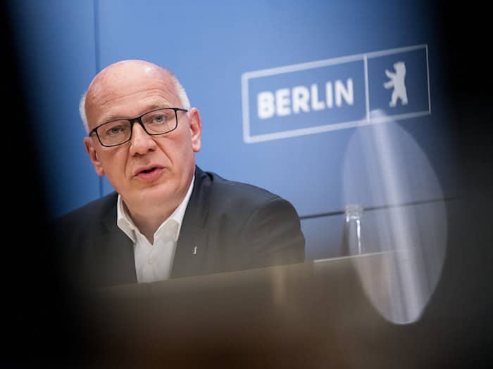 Nach dem Terroranschlag am Rande des Christopher Street Day in Berlin fordert Berlins Regierender Bürgermeister Kai Wegner (CDU) mehr Möglichkeiten für Ermittler.  / Foto: Sebastian Gollnow/dpa
