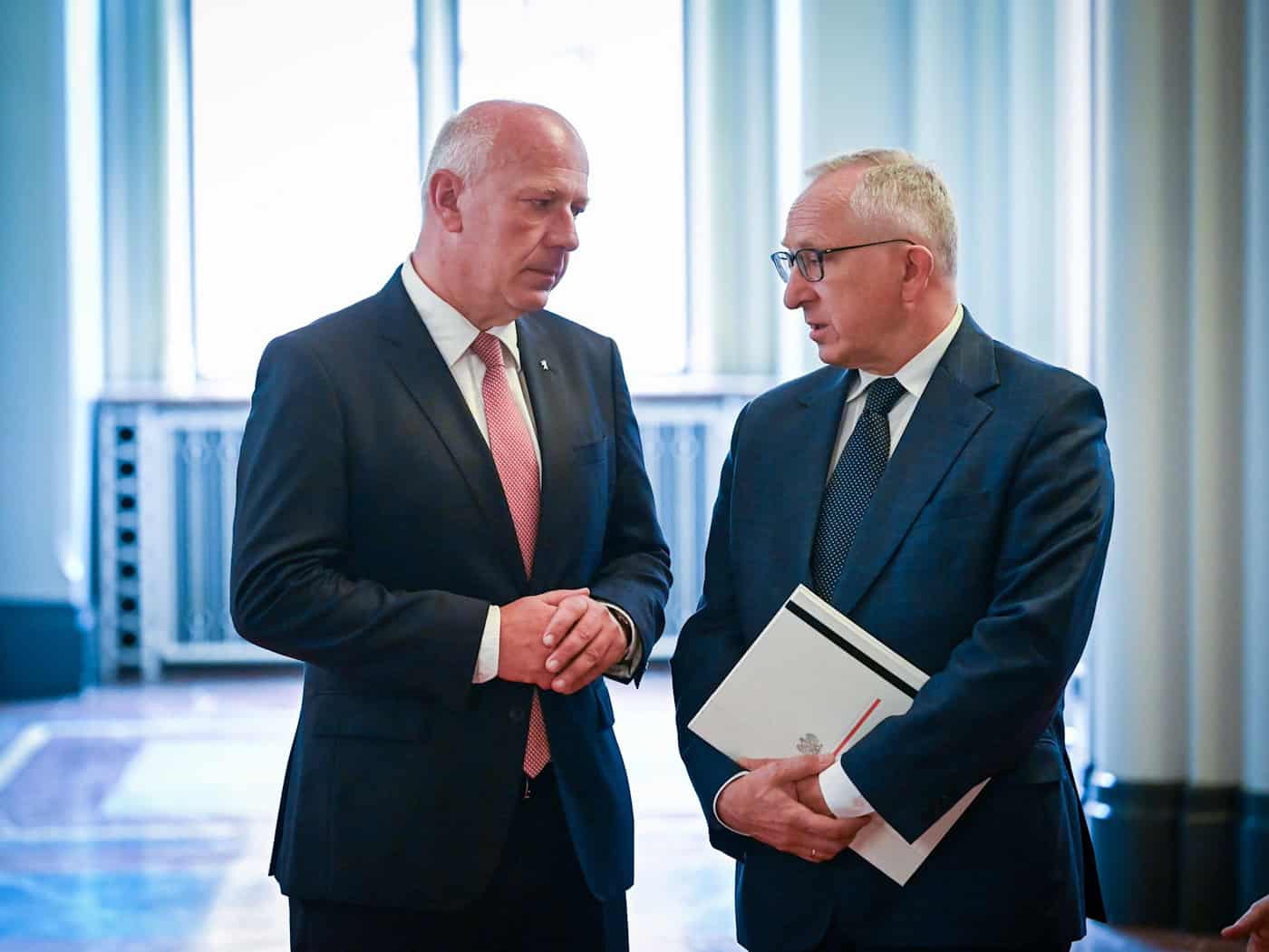 Berlins Regierender Bürgermeister Kai Wegner (l, CDU) sprach dem Geschäftsträger Polens in Deutschland, an Tombinski, seine Anteilnahme aus.   / Foto: Soeren Stache/dpa