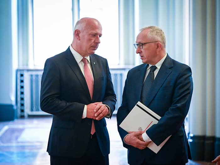 Berlins Regierender Bürgermeister Kai Wegner (l, CDU) sprach dem Geschäftsträger Polens in Deutschland, an Tombinski, seine Anteilnahme aus.   / Foto: Soeren Stache/dpa