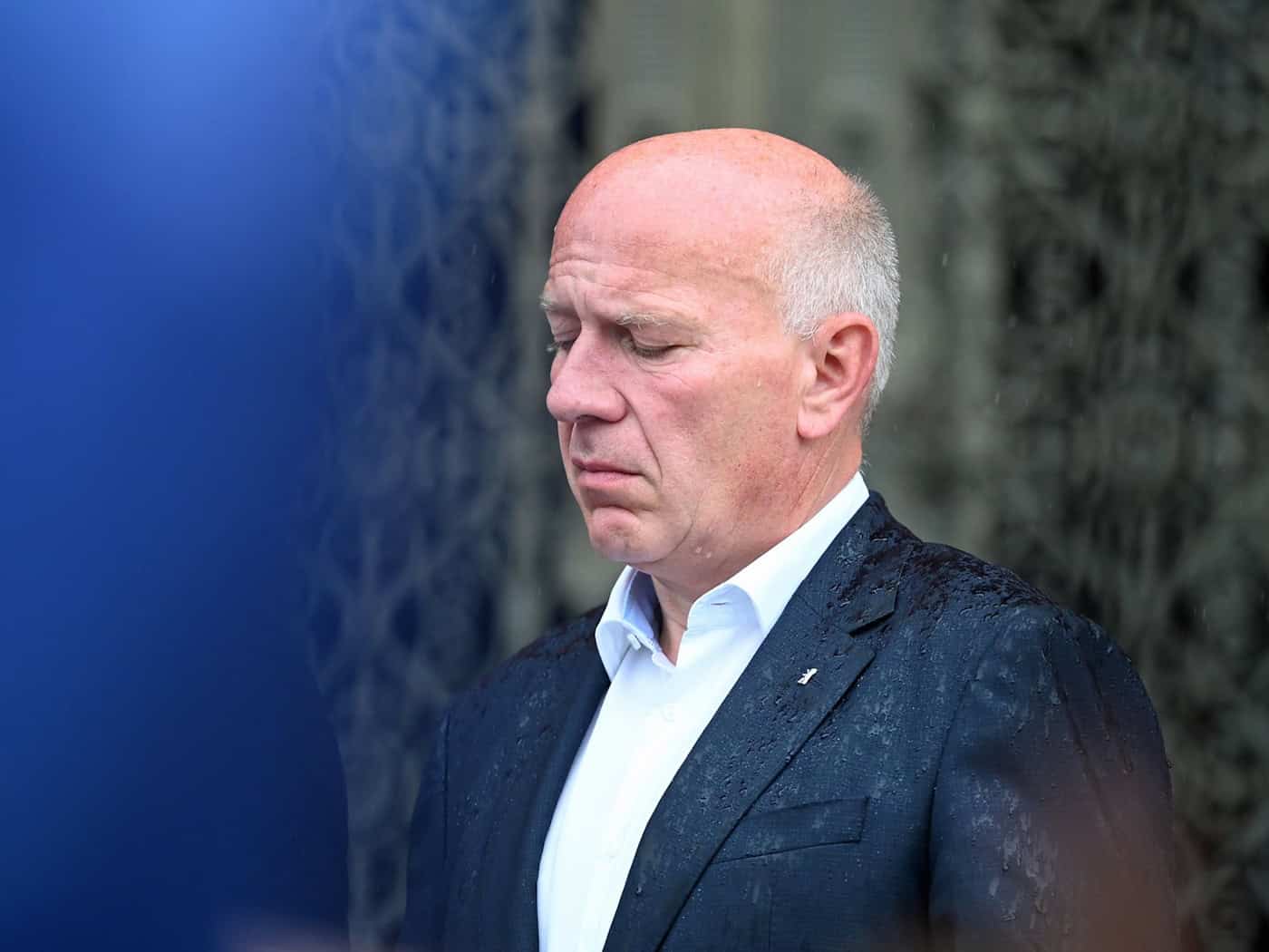 Berlins Regierendem Bürgermeister Kai Wegner (CDU) übt leise Kritik am früheren Umgang der Justiz mit dem Terrorverdächtigen Abdul B.  / Foto: Elisa Schu/dpa