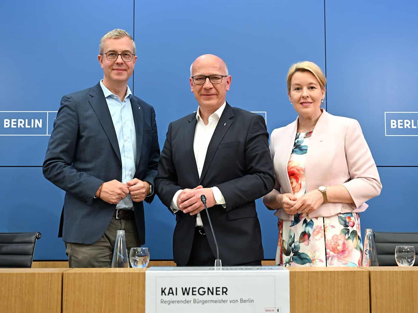 Berlins Regierungschef Kai Wegner (CDU) und seine Stellvertreter Stefan Evers (l, CDU) und Franziska Giffey (SPD) ziehen eine positive Bilanz des Senats nach gut drei Jahren.  / Foto: Elisa Schu/dpa