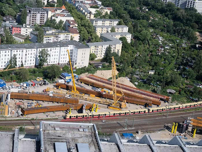 Bei Neubau der Ringbahnbrücke werden vormontierten Überbauteile an diesem Wochenende in ihre endgültige Lage gehoben. / Foto: Sebastian Gollnow/dpa