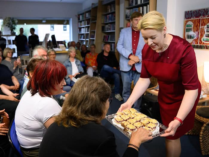 Erstmal gab es selbst gebackenen Kuchen: Franziska Giffey hat ein kleines Kochbuvh mit ihren Lieblingsrezepten vorgestellt.  / Foto: Bernd von Jutrczenka/dpa
