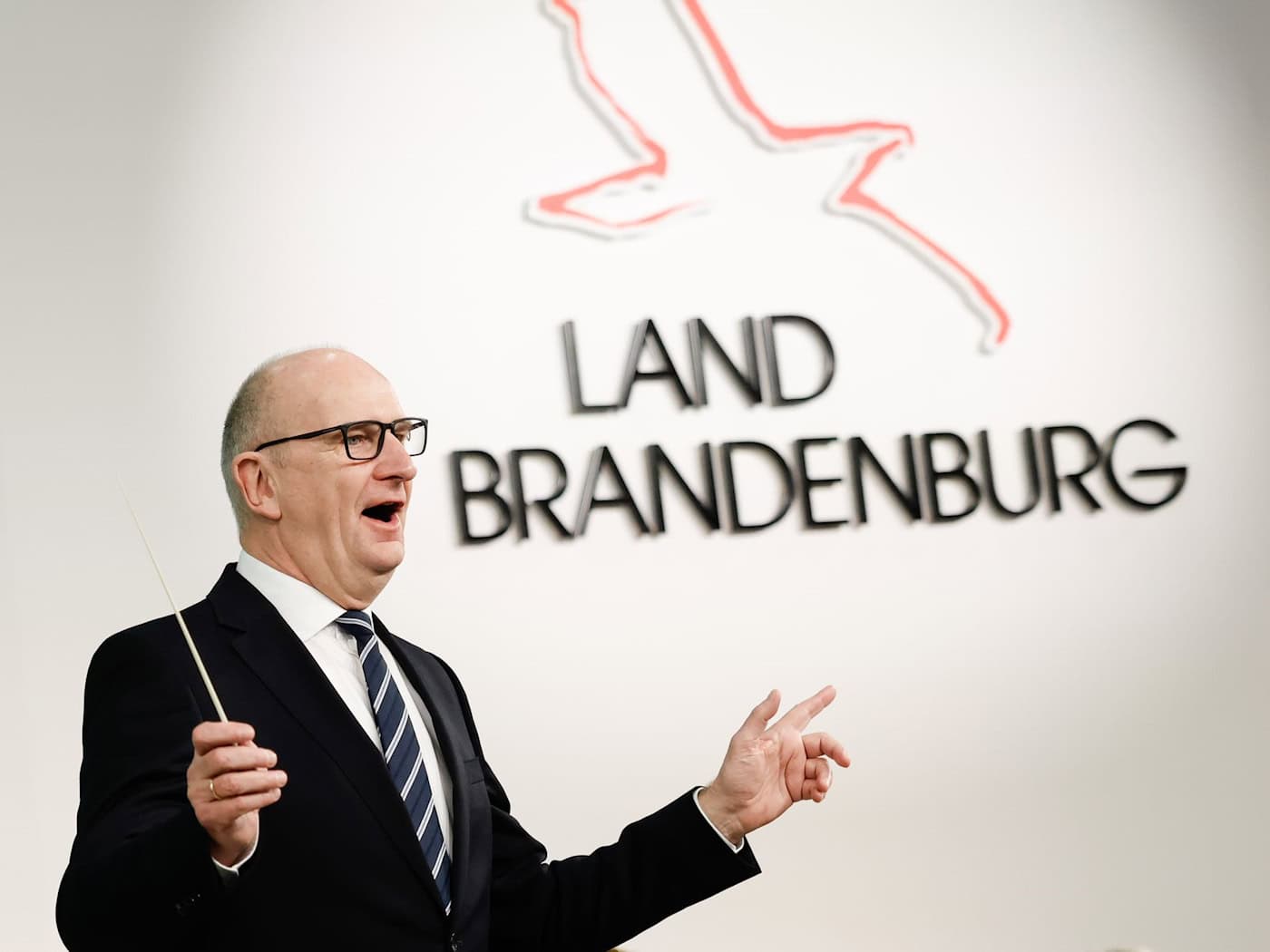 Brandenburgs Ministerpräsident Dietmar Woidke (SPD) präsentiert sich mitunter auch als Sänger oder Dirigent. (Archivbild) / Foto: Carsten Koall/dpa