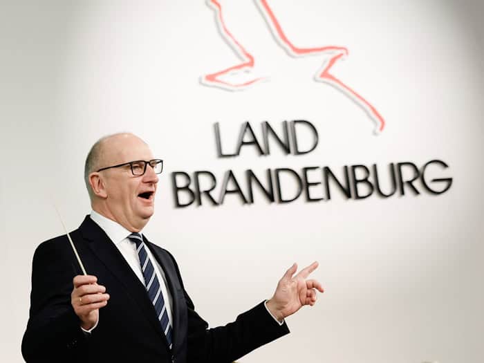 Brandenburgs Ministerpräsident Dietmar Woidke (SPD) präsentiert sich mitunter auch als Sänger oder Dirigent. (Archivbild) / Foto: Carsten Koall/dpa