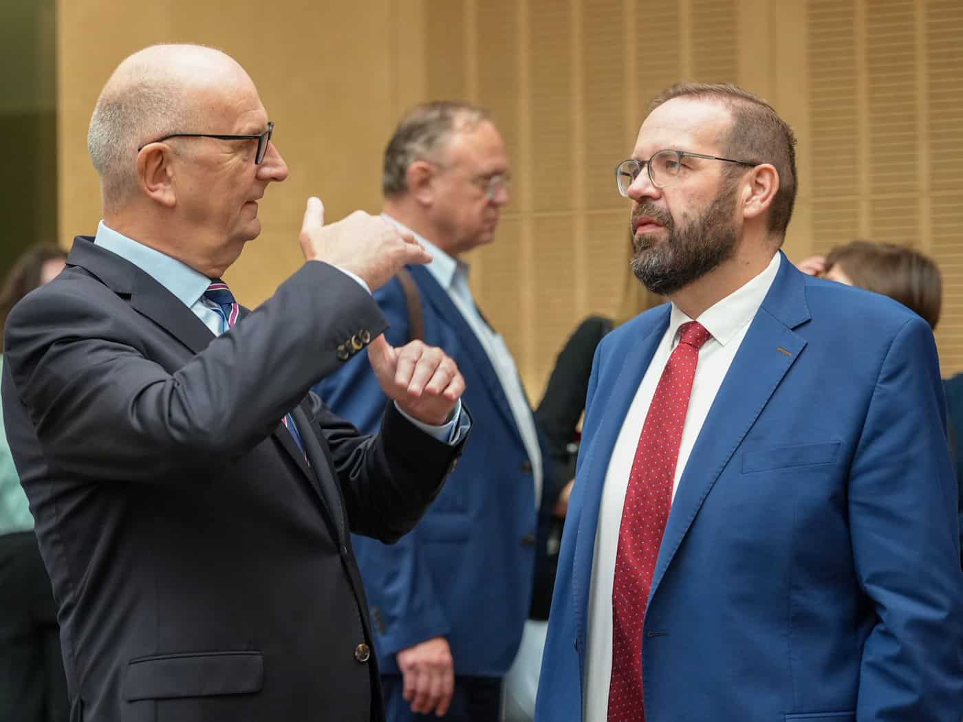 Brandenburgs Ministerpräsident Dietmar Woidke (SPD) kritisiert das Sparpaket für die Ausgaben der Krankenkassen. / Foto: Soeren Stache/dpa