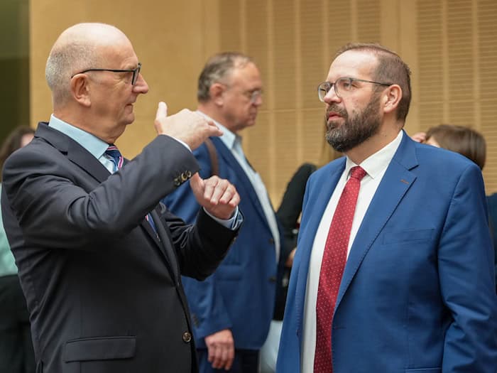 Brandenburgs Ministerpräsident Dietmar Woidke (SPD) kritisiert das Sparpaket für die Ausgaben der Krankenkassen. / Foto: Soeren Stache/dpa