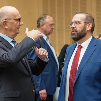 Brandenburgs Ministerpräsident Dietmar Woidke (SPD) kritisiert das Sparpaket für die Ausgaben der Krankenkassen. / Foto: Soeren Stache/dpa