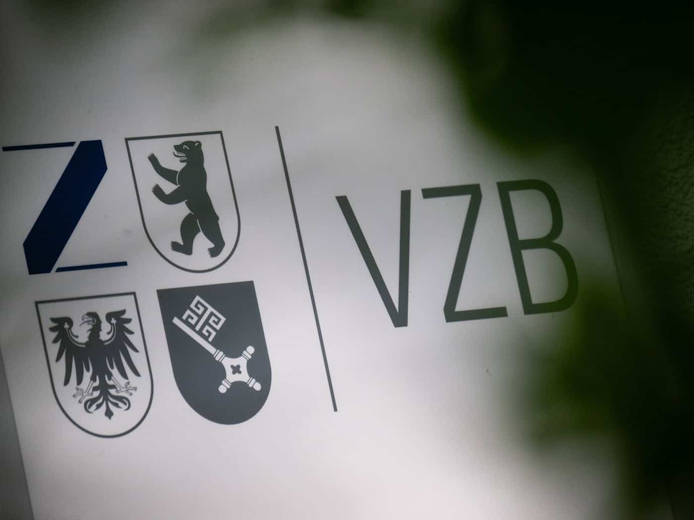 Ein Schild weist auf den Sitz des Versorgungswerks der Zahnärztekammer Berlin (VZB) hin. (Symbolbild) / Foto: Sebastian Gollnow/dpa