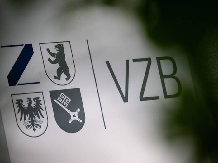 Ein Schild weist auf den Sitz des Versorgungswerks der Zahnärztekammer Berlin (VZB) hin. (Symbolbild) / Foto: Sebastian Gollnow/dpa