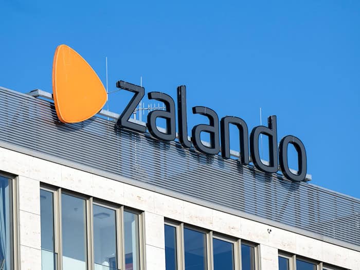 Der Online-Modehändler Zalando baut einem Bericht zufolge weitere Stellen in Berlin ab. (Archivbild) / Foto: Monika Skolimowska/dpa-Zentralbild/dpa