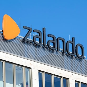 Der Online-Modehändler Zalando baut einem Bericht zufolge weitere Stellen in Berlin ab. (Archivbild) / Foto: Monika Skolimowska/dpa-Zentralbild/dpa