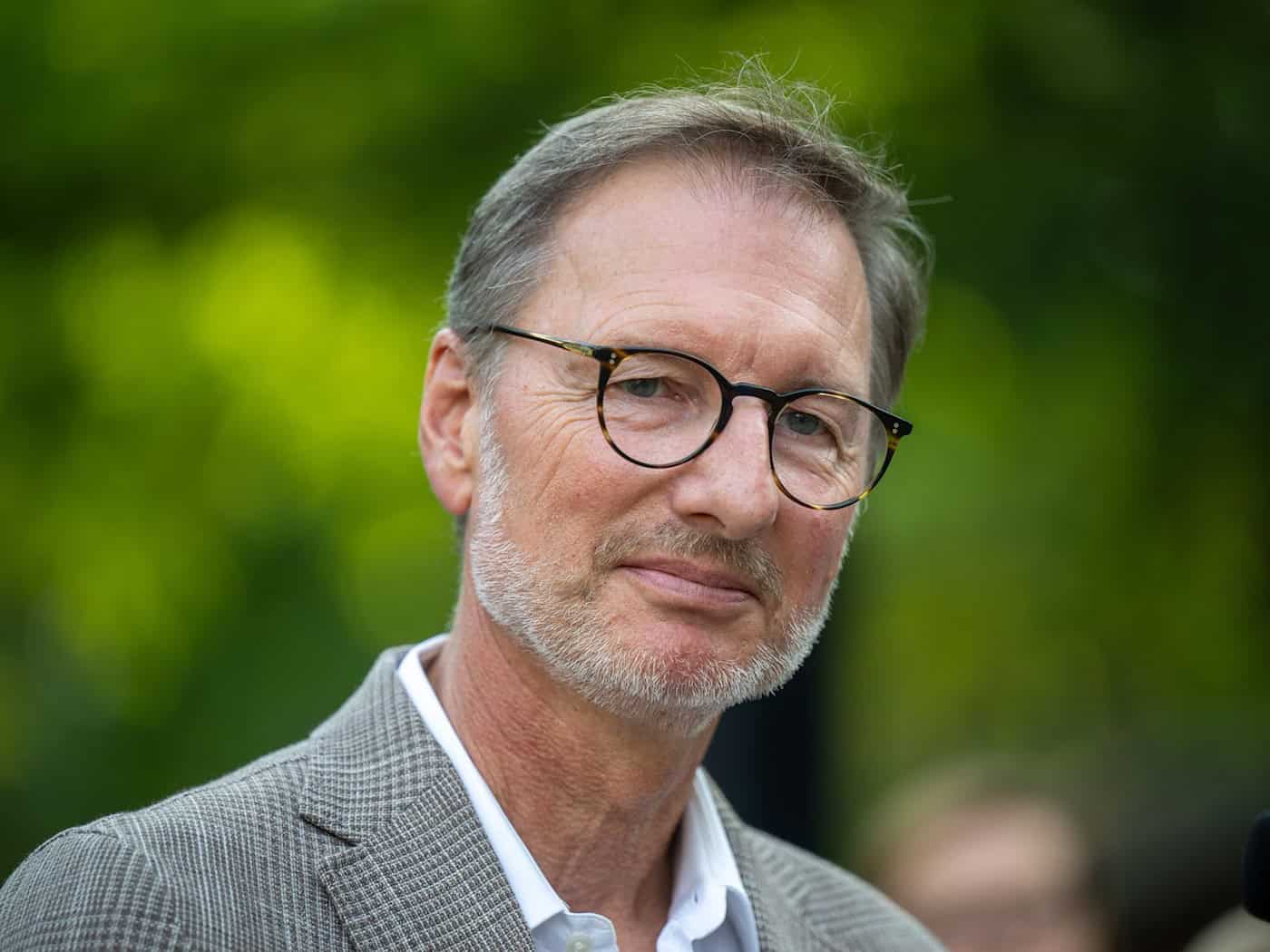 Zoodirektor Andreas Knieriem hat schon als 14-Jähriger in den Schulferien im Zoo gejobbt. (Archivbild)  / Foto: Monika Skolimowska/dpa