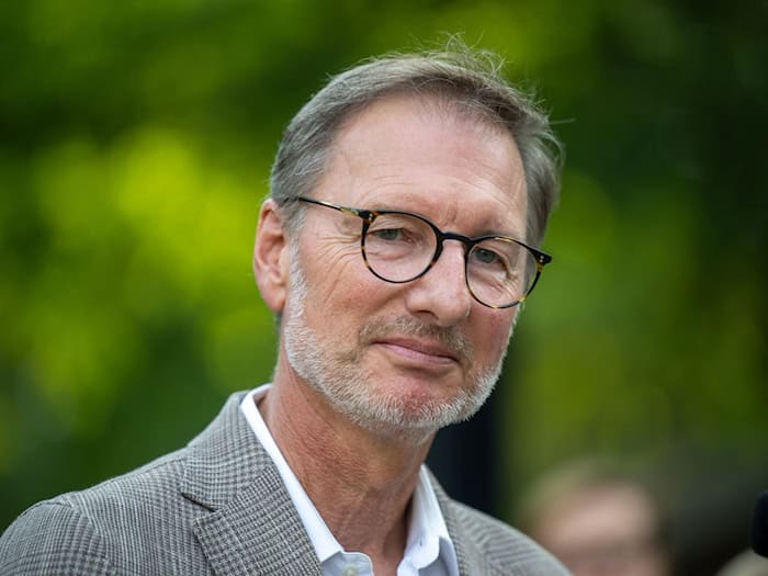 Zoodirektor Andreas Knieriem hat schon als 14-Jähriger in den Schulferien im Zoo gejobbt. (Archivbild)  / Foto: Monika Skolimowska/dpa