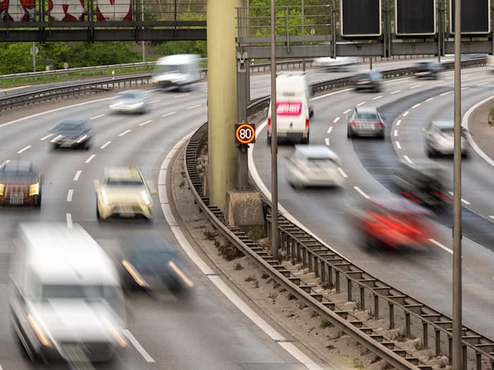 Der Start in die Sommerferien bringt viel Reiseverkehr und Staus auf Autobahnen mit sich. (Symbolbild) / Foto: Christophe Gateau/dpa