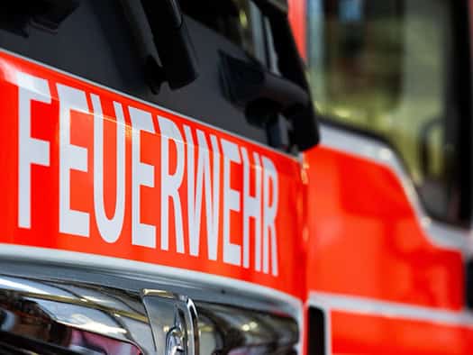 50 Menschen retten sich bei Hochhausbrand in Lichtenberg