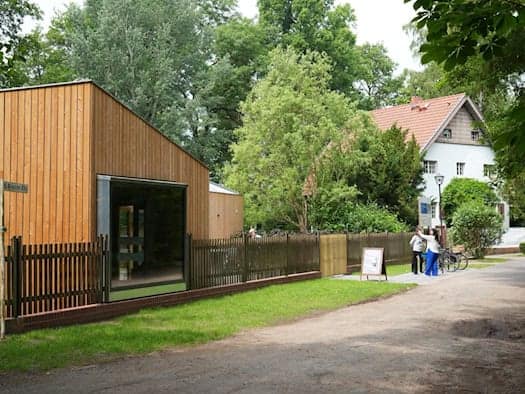 Zum 70. Todestag: Viele Besucher im Brecht-Weigel-Haus in Buckow