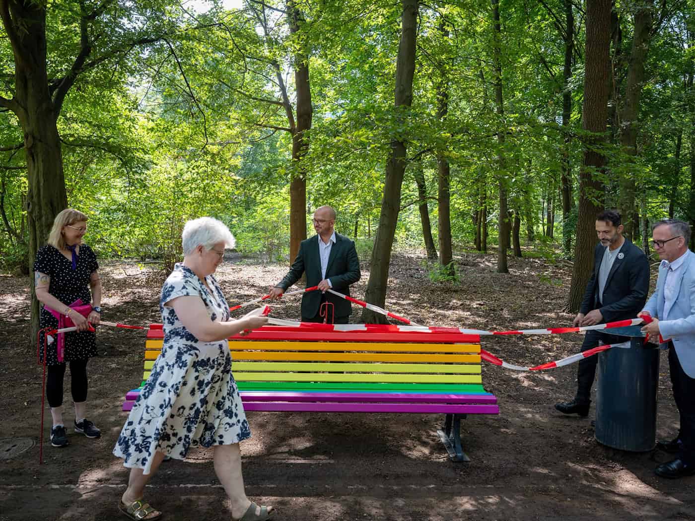 Ahornbaum und Regenbogenbank erinnern an Terror beim CSD