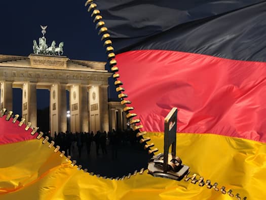 Brandenburger Tor mit deutscher Flagge und Reißverschluss-Symbolik