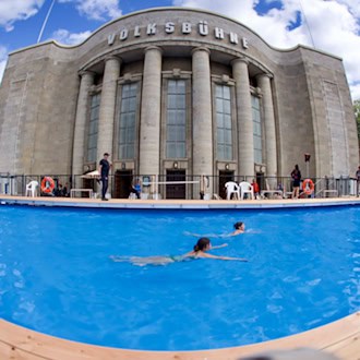Temporäres "Volksbad" vor der Berliner Volksbühne am Rosa-Luxemburg-Platz eröffnet