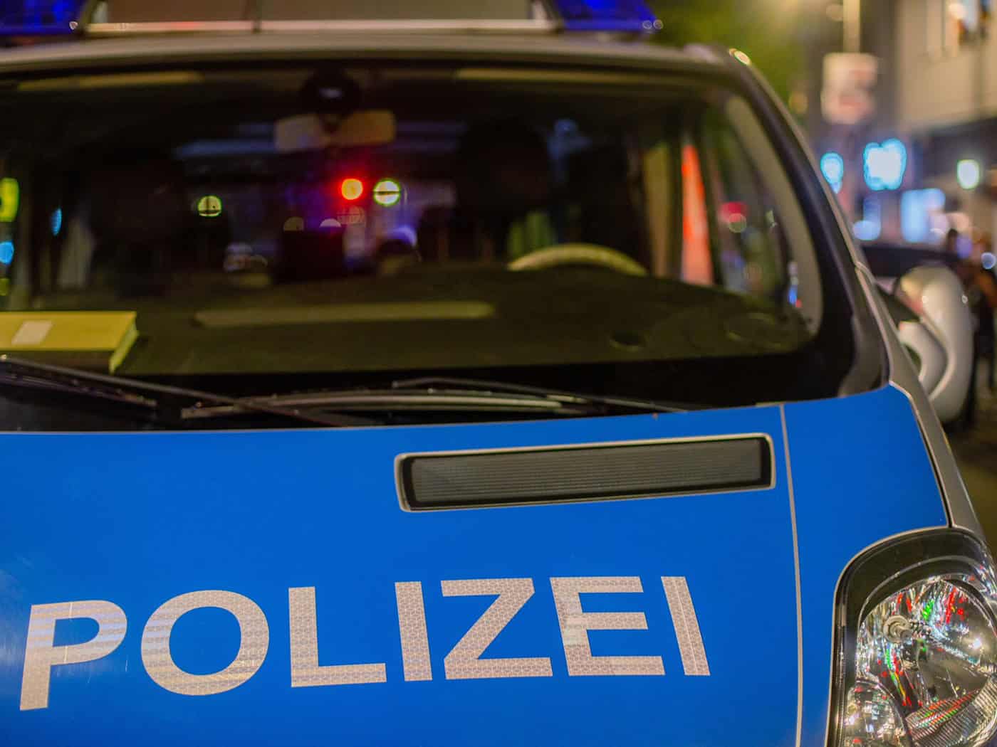 Auto fährt Mann an, Fahrer flüchtet