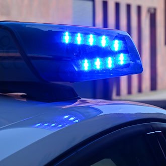 Auto prallt gegen Baum - 19-Jähriger schwer verletzt
