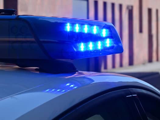 Auto prallt gegen Baum - 19-Jähriger schwer verletzt