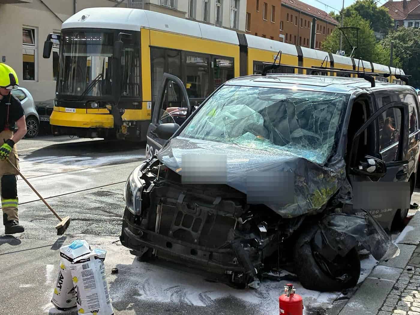 Auto und Straßenbahn stoßen frontal zusammen