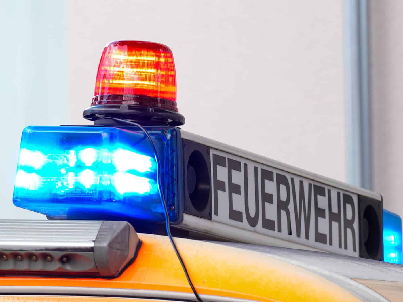 Auto zwischen Bäumen verkeilt – Person in Lebensgefahr