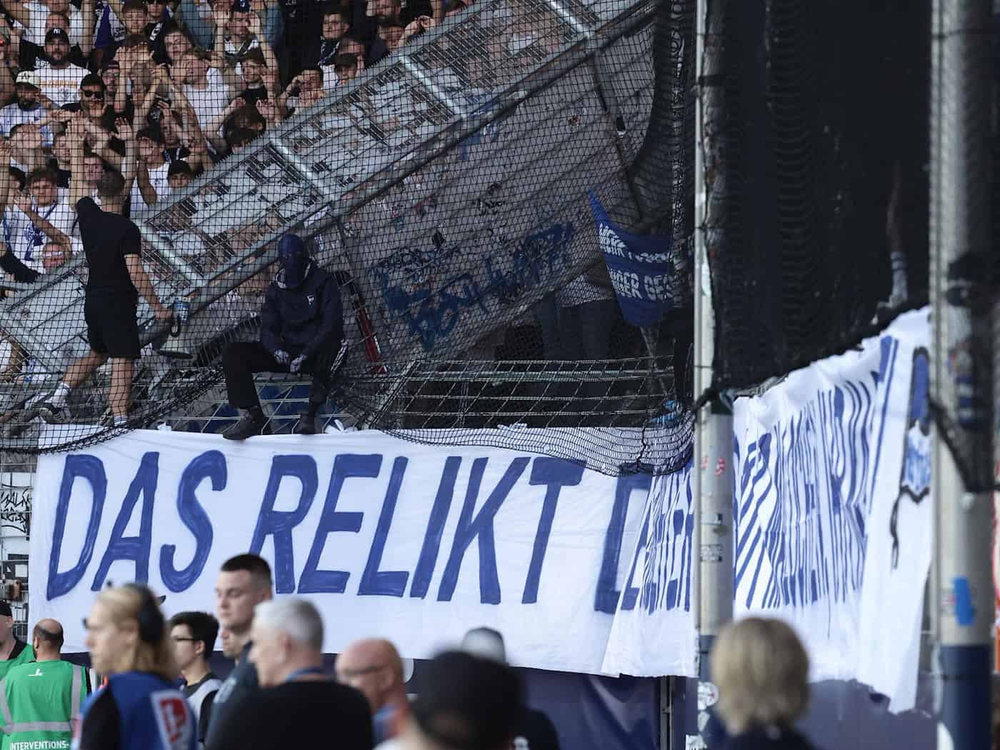 Banner von Hertha-Fans unterbricht Auftaktspiel in Bochum