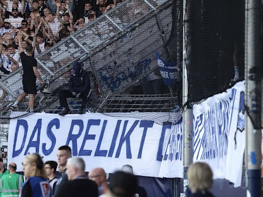 Banner von Hertha-Fans unterbricht Auftaktspiel in Bochum