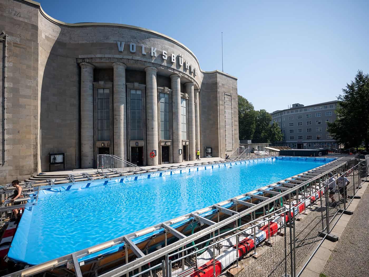 Vor der Volksbühne in Berlin: Intendant Lilienthal eröffnet temporäres Schwimmbecken 'Volksbad'