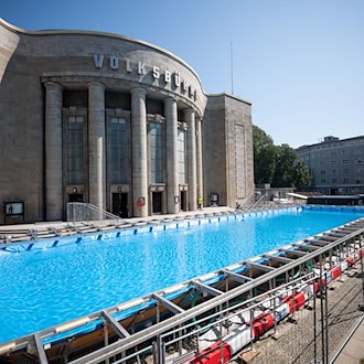 Vor der Volksbühne in Berlin: Intendant Lilienthal eröffnet temporäres Schwimmbecken 'Volksbad'