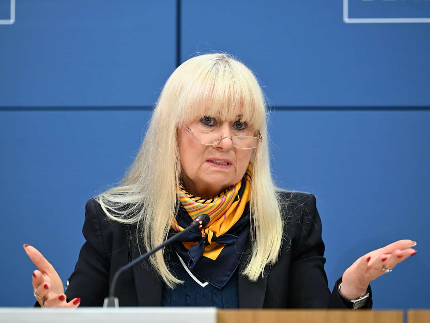 Berlins Innensenatorin: Vier Gefährder tragen Fußfesseln