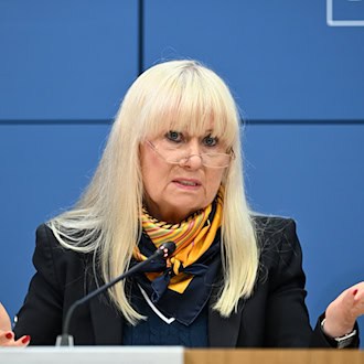 Berlins Innensenatorin: Vier Gefährder tragen Fußfesseln