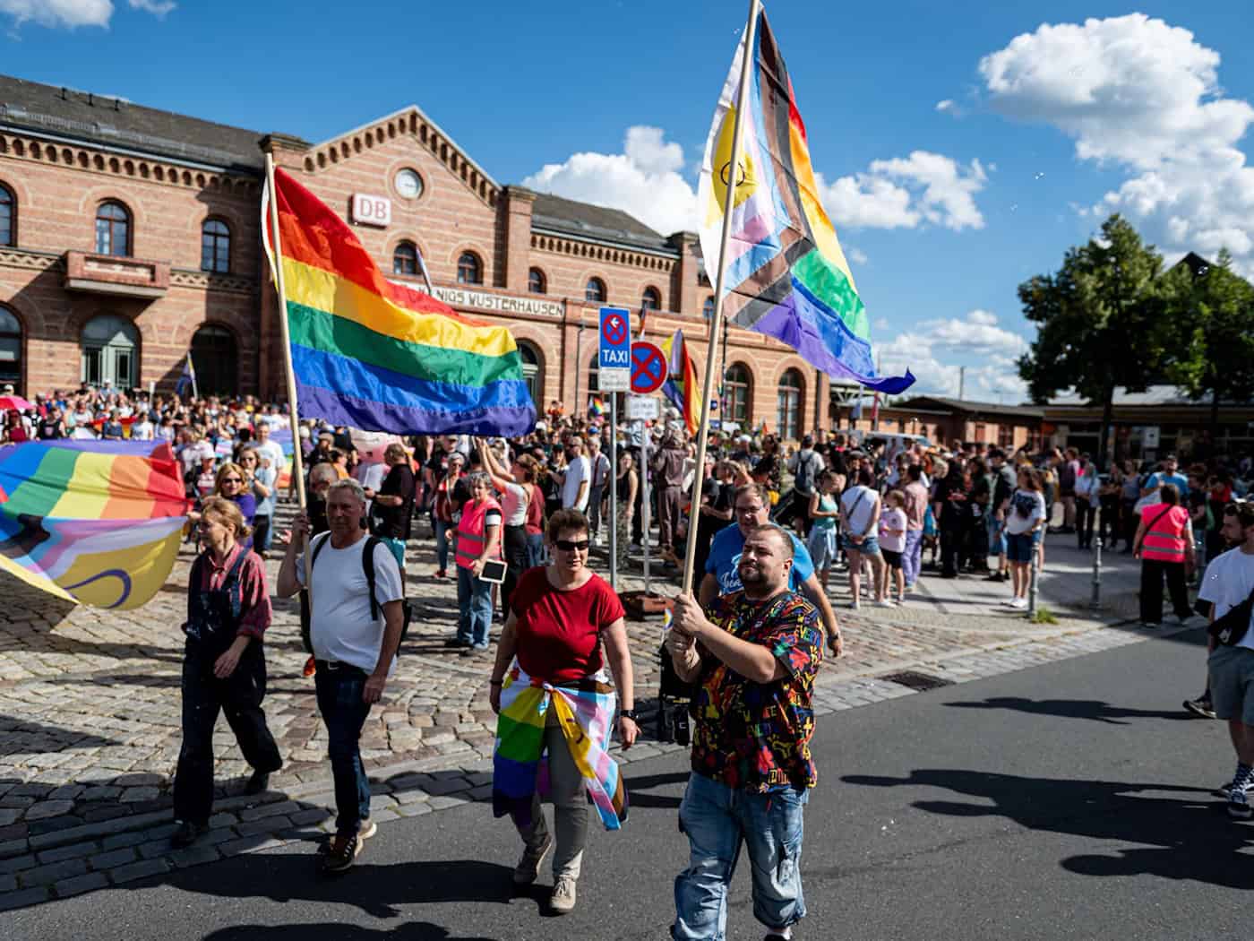 Hunderte beim ersten CSD in Königs Wusterhausen: „Liebe statt Hass“ gegen Queerfeindlichkeit