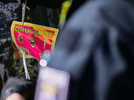 Drogen-Werbung mit Gratisprobe, Visitenkarte und Sticker
