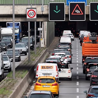 Langer Stau auf Autobahn 111 Richtung Berlin nach liegengebliebenem Fahrzeug