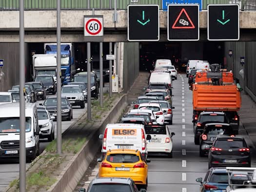 Langer Stau auf Autobahn 111 Richtung Berlin nach liegengebliebenem Fahrzeug