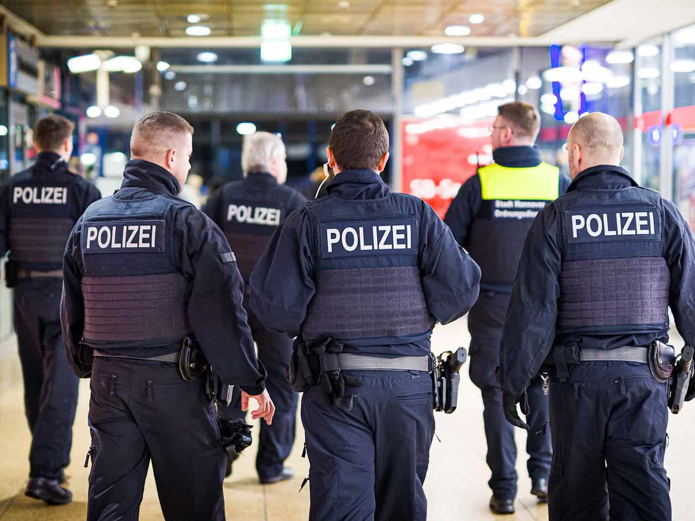 Frau zeigt «Hitlergruß» - Zugreisende stoppen Belästigung