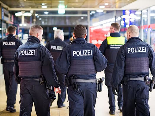 Frau zeigt «Hitlergruß» - Zugreisende stoppen Belästigung