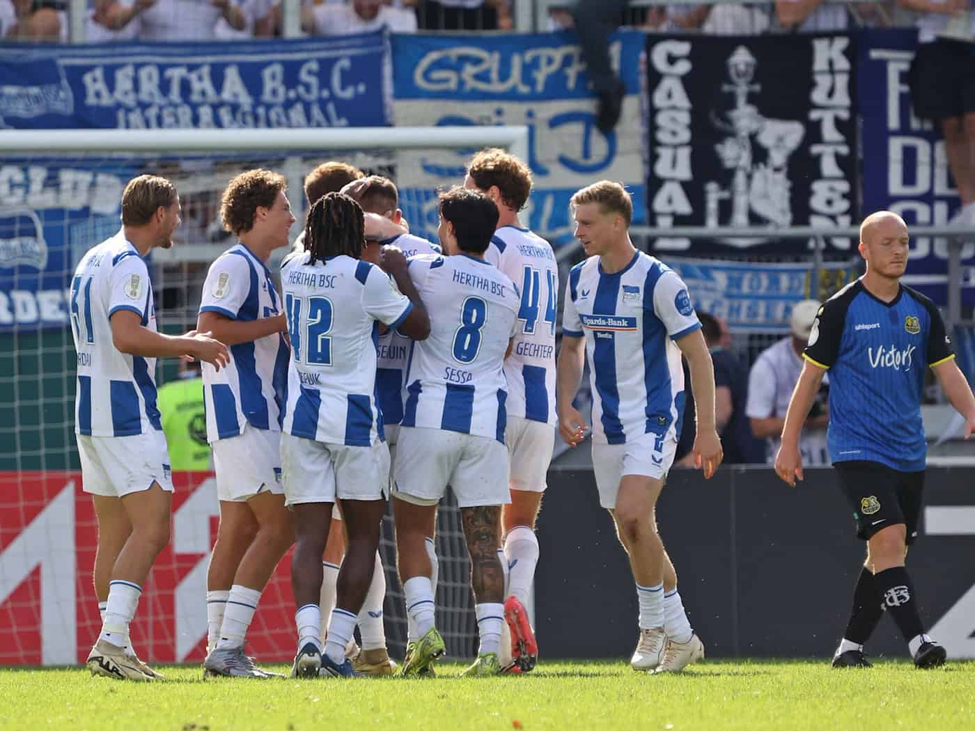 Hertha setzt sich mühsam im Elfmeterschießen in Saarbrücken durch