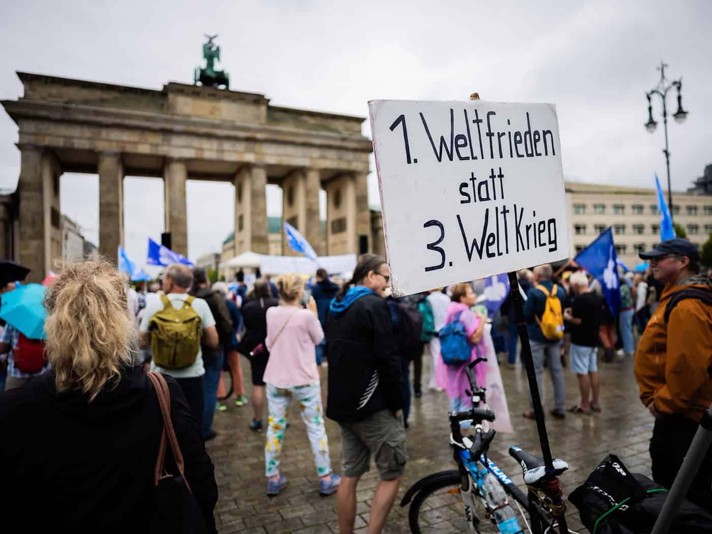 Hunderte Menschen demonstrieren am Brandenburger Tor für Frieden und Stopp von Rüstungsexporten