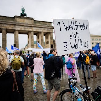 Hunderte Menschen demonstrieren am Brandenburger Tor für Frieden und Stopp von Rüstungsexporten