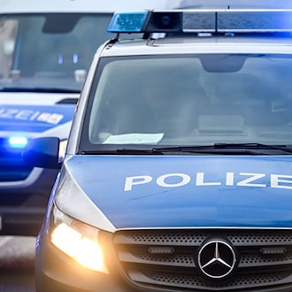 Mann schießt aus Fenster – Spezialkräfte stürmen Wohnung
