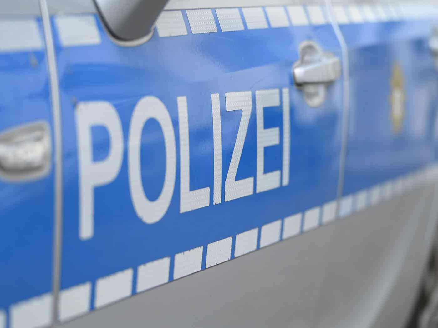 Mit Gullydeckel: Männer brechen in Supermarkt ein