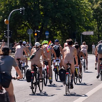 Nackt auf dem Rad durch die Hauptstadt