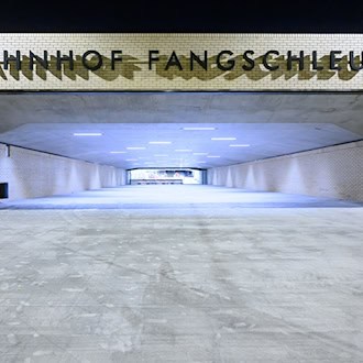 Neuer Bahnhof nahe Tesla startet verspätet - Kritik an Bahn