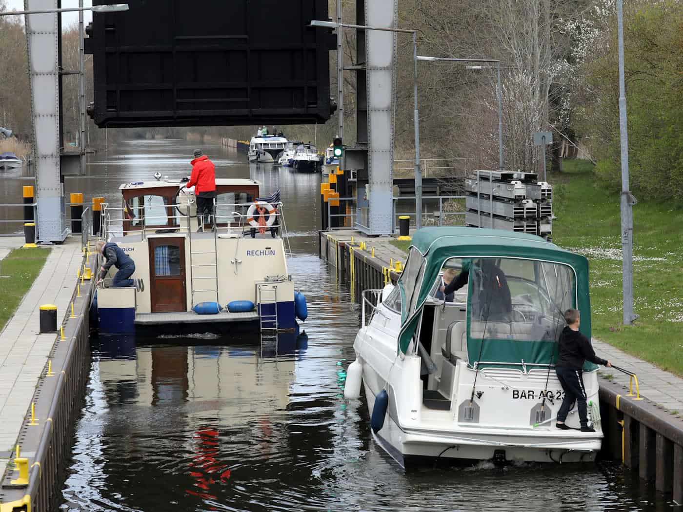 Niedrigwasser bremst Freizeitboote an Schleusen